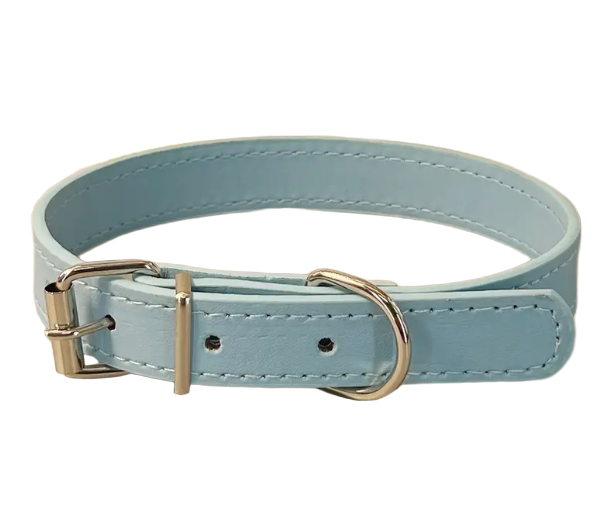 Synthetisch lichtblauw leren halsband voor honden en katten, biedt stijl en functionaliteit voor dagelijks gebruik.