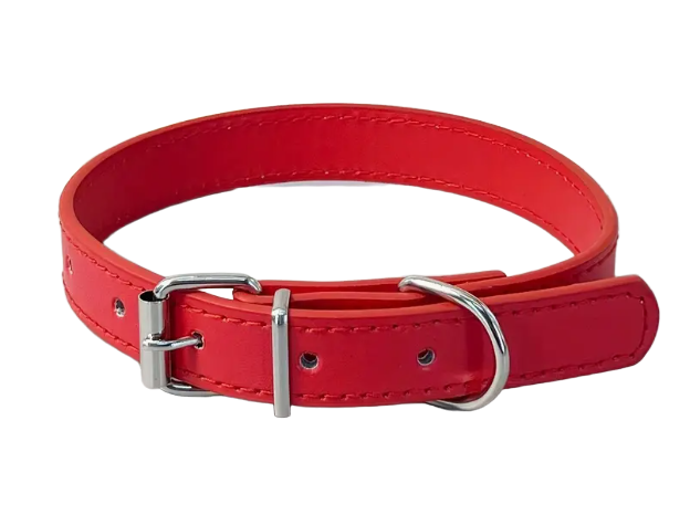 Verstelbare, platte rode halsband van hoogwaardig synthetisch leer, ideaal voor comfort en dagelijks gebruik.