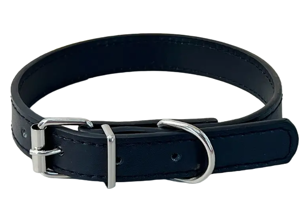 Verstelbare zwarte platte halsband van hoogwaardig synthetisch leer, ideaal voor comfort en dagelijks gebruik.