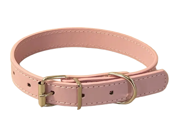 Verstelbare platte roze halsband van hoogwaardig synthetisch leer, ideaal voor comfort en dagelijks gebruik.