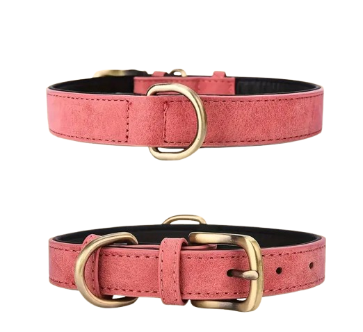 Rode faux leather halsband voor honden met subtiel reliëf en klassieke naaldgesp – duurzaam en vegan.