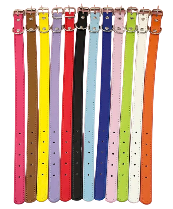 Verstelbare platte halsband van hoogwaardig synthetisch leer, ideaal voor comfort en dagelijks gebruik.