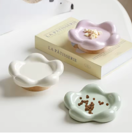 Verhoogde keramische kattenvoerbak in bloemvorm, ontworpen voor ergonomisch eten en minder nekbelasting.