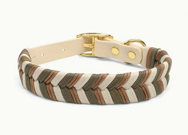 Bruin-wit PVC halsband design voor honden – handgemaakt met duurzame materialen.