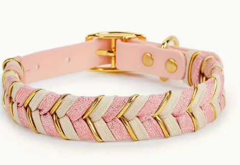 Roze hondenhalsband van PVC met kleurrijk gevlochten look – verstelbaar en zacht voor de nek.