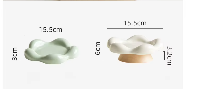Kat eet uit een verhoogde keramische bloemkom, ergonomisch en elegant tegelijk.