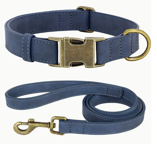 Blauwe kunstleren hondenhalsband met bijpassende riem van 120 cm – stijlvol, stevig en vegan.