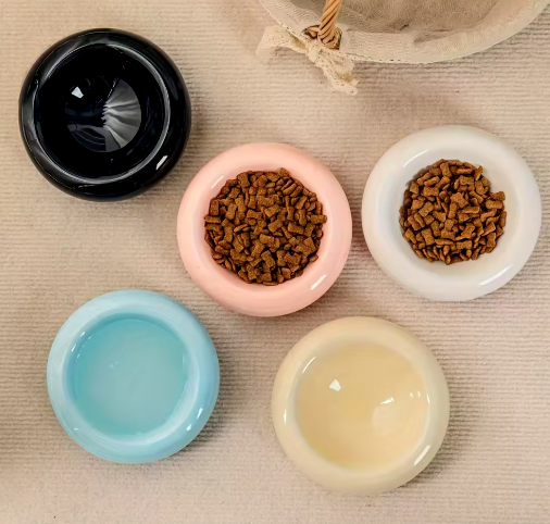 Ronde keramische kattenvoerbak met antislipbodem in verschillende kleuren.