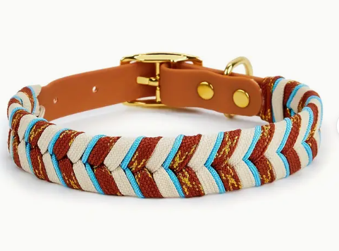 Wit-bordeaux handgemaakte PVC hondenhalsband met kleurrijk geweven patroon en metalen gesp – stijlvol en stevig.
