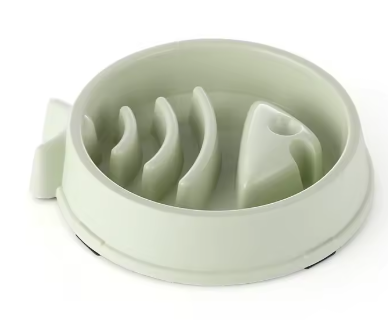 Kunststof slowfeeder voor katten met antislip bodem voor stabiel eetmoment.