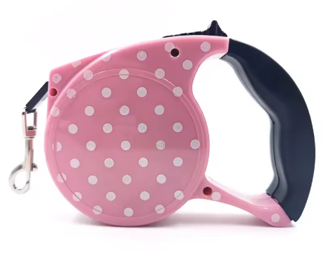 5 meter automatische riem met controlefunctie voor kleine huisdieren. In het roos met witte stippen.