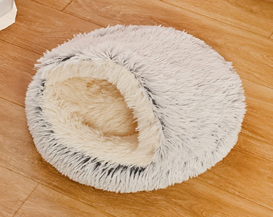 Schelpvormig huisdierbed in grijze kleur, biedt een comfortabele en geborgen plek voor je kat of hond.