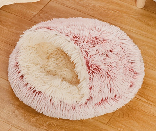Roze schelpvormig bed, perfect voor jouw huisdier om zich in te nestelen en te ontspannen.