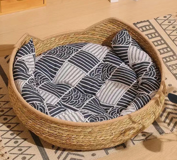 Compacte stro mand voor huisdieren, met ademend ontwerp en comfortabel kussen – ideaal voor in de woonkamer of op een zonnig plekje.