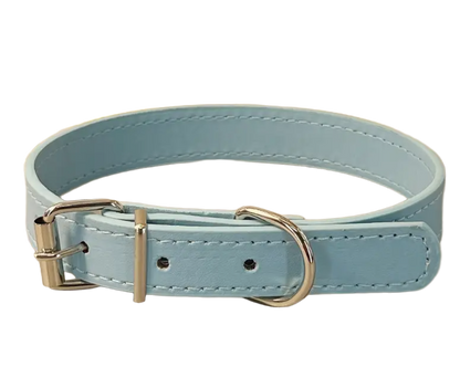Synthetisch lichtblauw leren halsband voor honden en katten, biedt stijl en functionaliteit voor dagelijks gebruik.