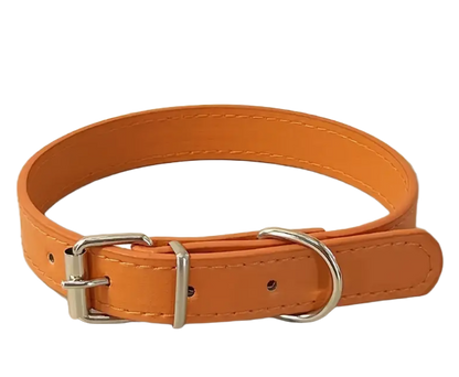 Lichte en duurzame oranje synthetische leren halsband met een perfecte pasvorm voor je huisdier.