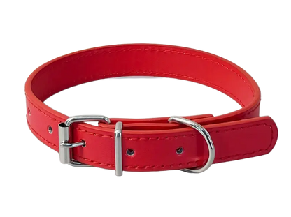 Verstelbare, platte rode halsband van hoogwaardig synthetisch leer, ideaal voor comfort en dagelijks gebruik.