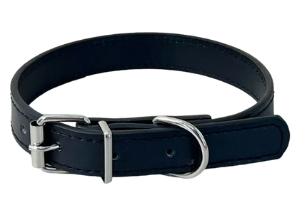 Verstelbare zwarte platte halsband van hoogwaardig synthetisch leer, ideaal voor comfort en dagelijks gebruik.