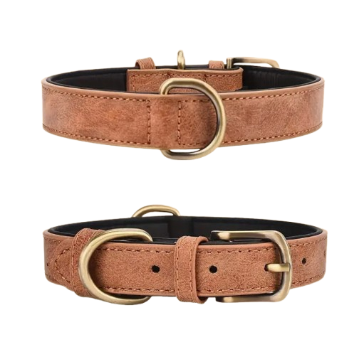 Bruine faux leren hondenhalsband met fluweelachtig uiterlijk en stevige D-ring – stijlvol en comfortabel.