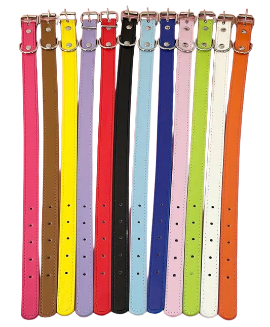 Verstelbare platte halsband van hoogwaardig synthetisch leer, ideaal voor comfort en dagelijks gebruik.