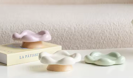 Hoogwaardige keramische voerkom in pastelkleuren met schattig bloemdesign, geschikt voor katten en kleine honden.