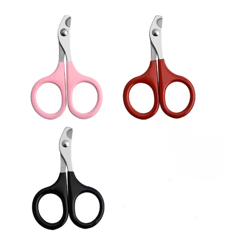 Drie kleine nagelknippers in rood, roze en zwart naast elkaar gepresenteerd.

