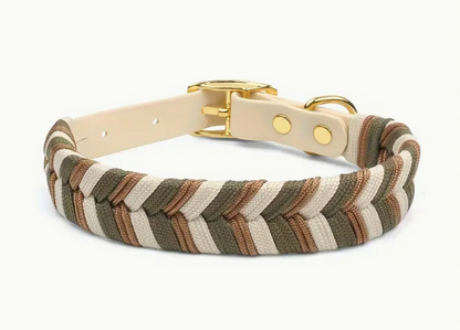 Bruin-wit PVC halsband design voor honden – handgemaakt met duurzame materialen.