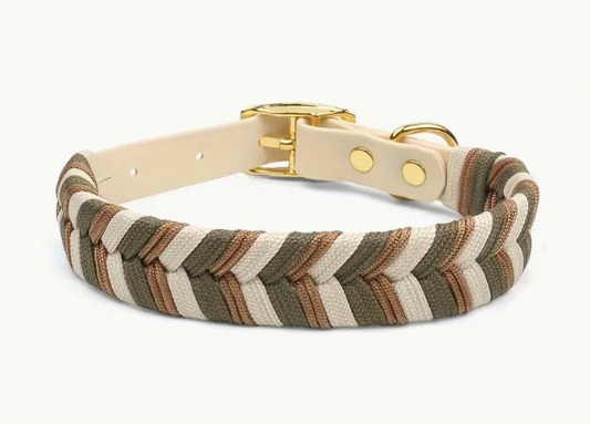 Bruin-wit PVC halsband design voor honden – handgemaakt met duurzame materialen.