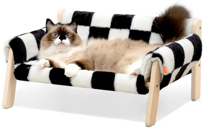 De verhoogde houten sofa met zacht, zwart-wit geruit matras voor kleine huisdieren
