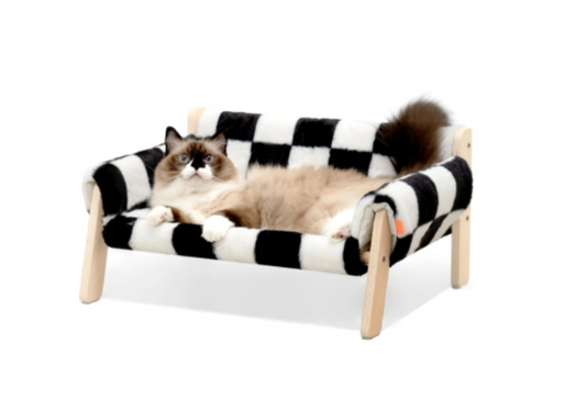 Scandinavische kattenlounge met verhoogd houten frame en afneembare pluche matras, geschikt voor katten en kleine huisdieren.