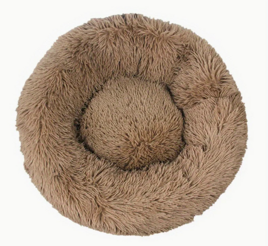 Bruin pluche donut knuffelbed voor katten en kleine honden – superzacht, rond design met opstaande rand voor extra geborgenheid.