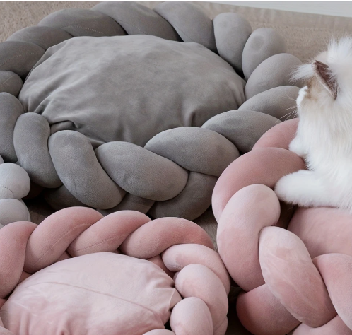 Comfortabele katten- en hondenmand met decoratief design in lichtroze en grijs.