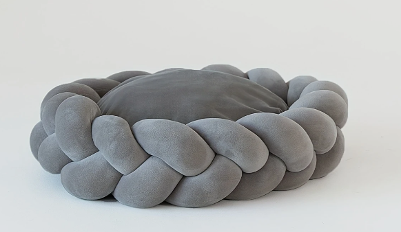Pluche, grijze huisdierenmand met verhoogde randen voor extra geborgenheid en comfort.