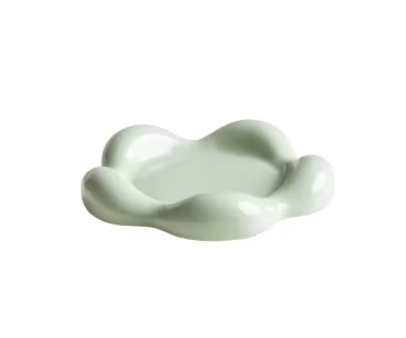 Een stijlvolle, verhoogde kattenvoerbak met brede bloemvormige rand.