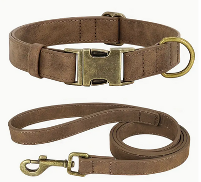 Bruine hondenhalsband en lijnenset van luxe kunstleer met messingkleurige details voor een klassieke look.