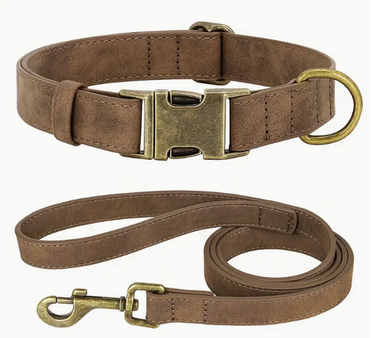 Bruine hondenhalsband en lijnenset van luxe kunstleer met messingkleurige details voor een klassieke look.