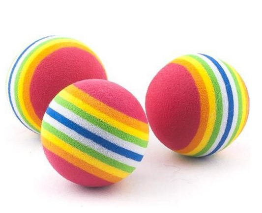 Drie kleurrijke regenboog speelballen van zacht schuimrubber, ideaal voor interactieve speeltijd met je kat.