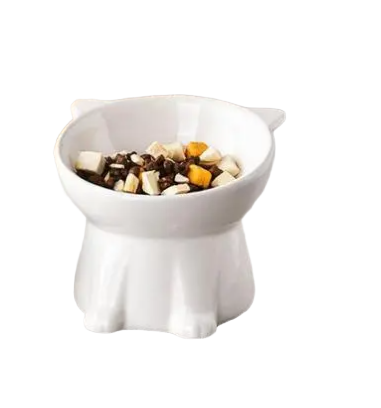 Witte keramische kattenvoerbak met antislip onderkant, gevuld met droog kattenvoer.