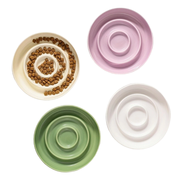 Keramische voerbakken in verschillende kleuren voor een gezonde eet routine.