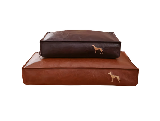 Luxe rechthoekig hondenbed van kunstleer met geborduurd hertmotief, ideaal voor moderne interieurs.