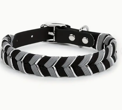 Zwart-grijzePVC hondenhalsband met metalen gesp en D-ring – perfect voor dagelijks gebruik en avonturen.