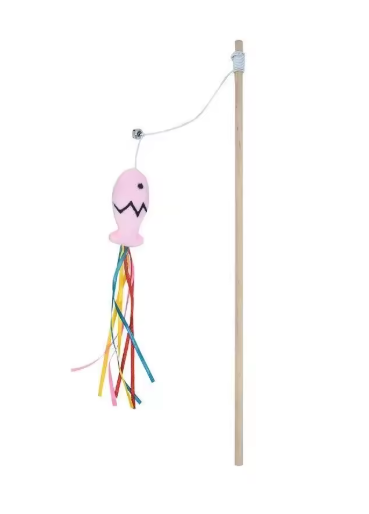 Natuurlijke houten kattenstaf met flexibel touw waar een visje met sliertjes aan hangt voor actief spel.
