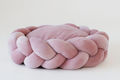 Stijlvolle, lichtroze gevlochten dierenmand in twee maten, perfect voor kleine huisdieren.