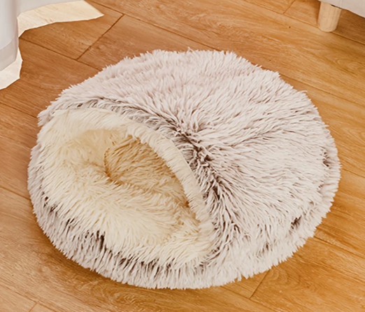 Schelpvormig huisdierbed in een warme bruine kleur, perfect voor katten en kleine honden.