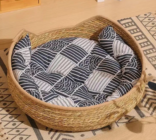 Compacte stro mand voor huisdieren, met ademend ontwerp en comfortabel kussen – ideaal voor in de woonkamer of op een zonnig plekje.







